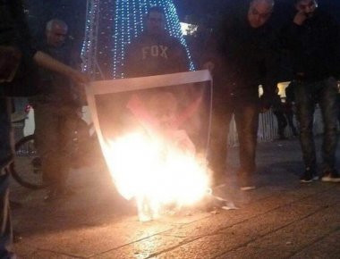 Βίντεο: Χριστιανοί Παλαιστίνιοι καίνε φωτογραφίες του Ν.Τραμπ